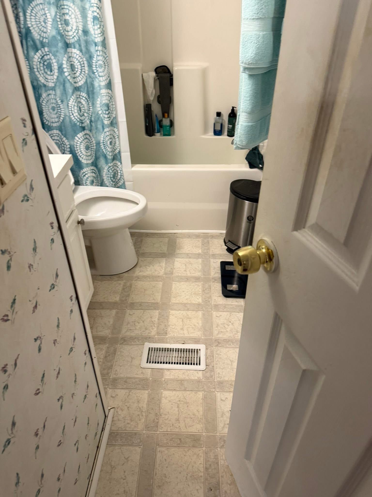 Clean kitchen and floors by Jojo's Cleaning Service, Atlanta area